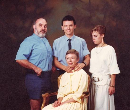 Weird-Odd-Family-Photos-Awkward-Killer.jpg